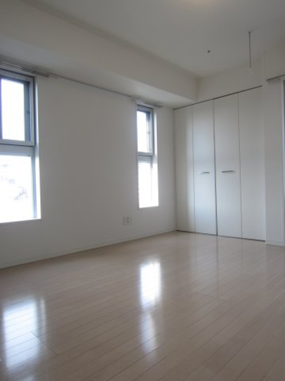 2面採光は角部屋の特権。風通しの良いお部屋です。お部屋は約8.9帖になります。

※色が異なる場合がございますので、現地にて確認下さい。（参考写真）