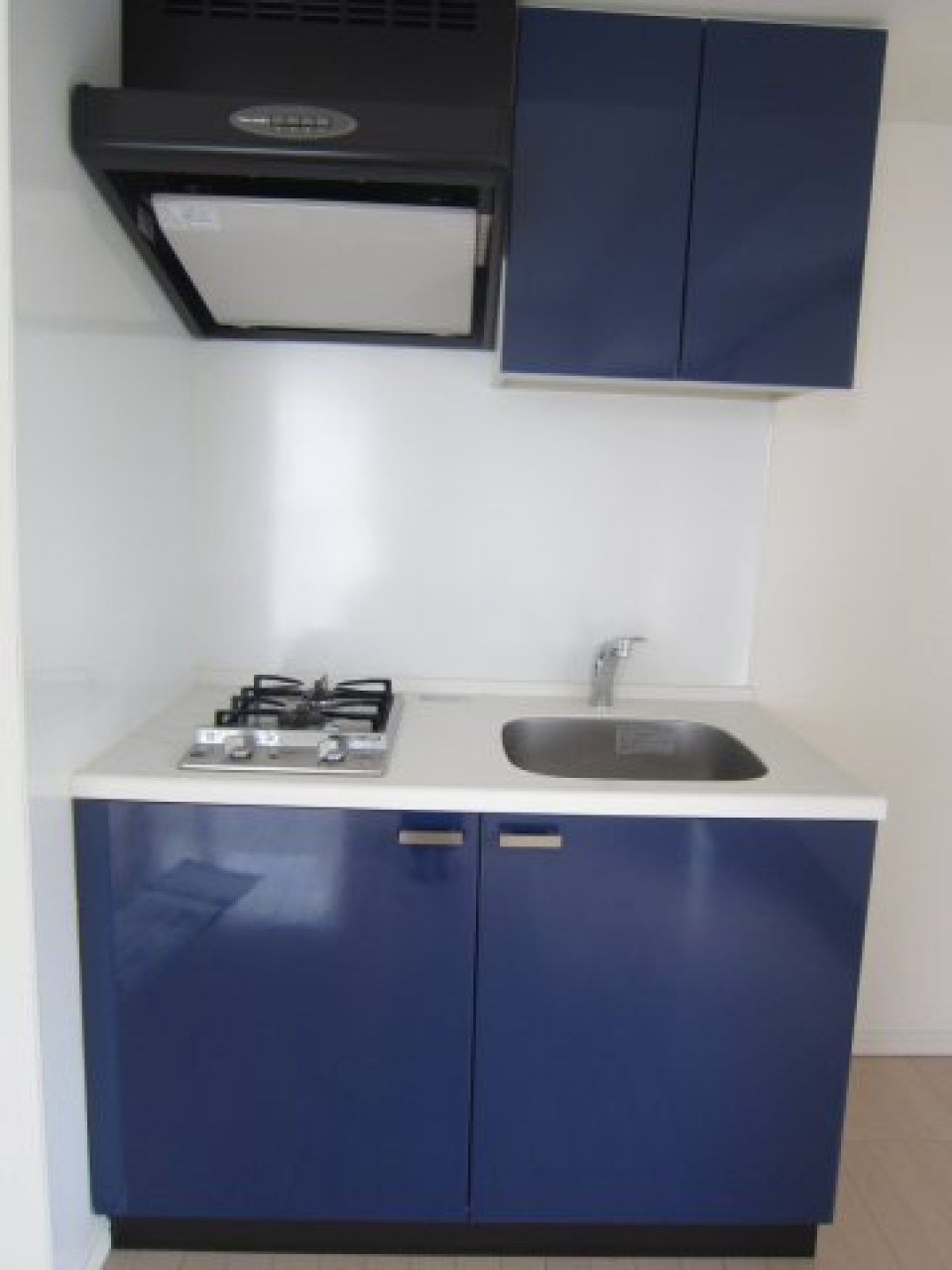 キッチンは2口コンロのシステムキッチンです。

※色が異なる場合がございますので、現地にて確認下さい。（参考写真）