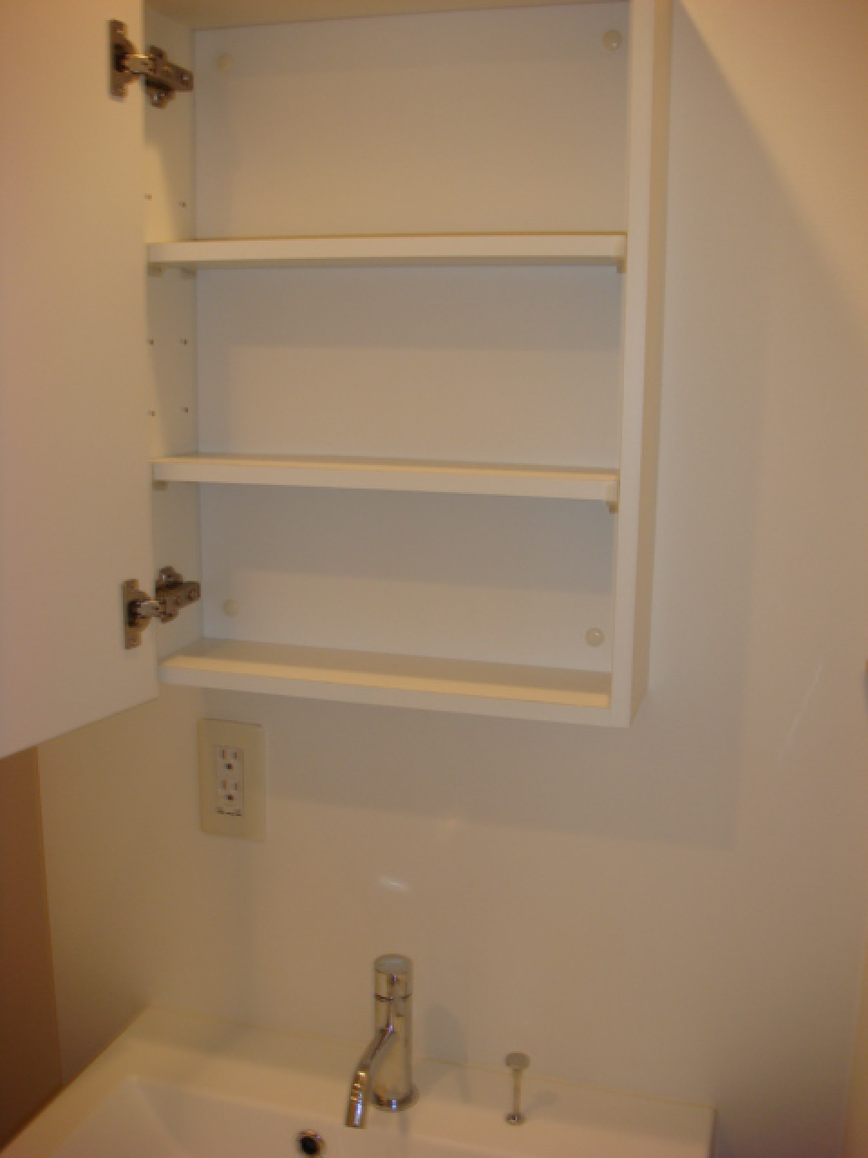 鏡の後ろは、整理整頓しやすい棚があります。
収納※参考写真