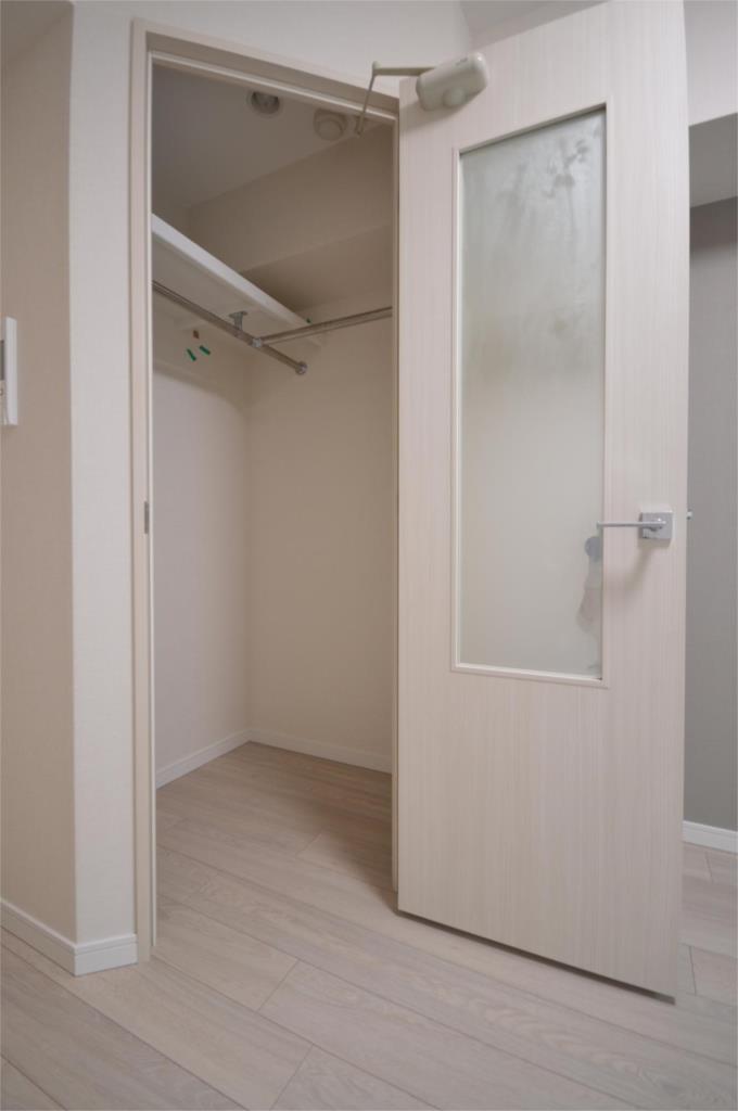 リビングの角に設置されたウォークインクローゼット。参考写真