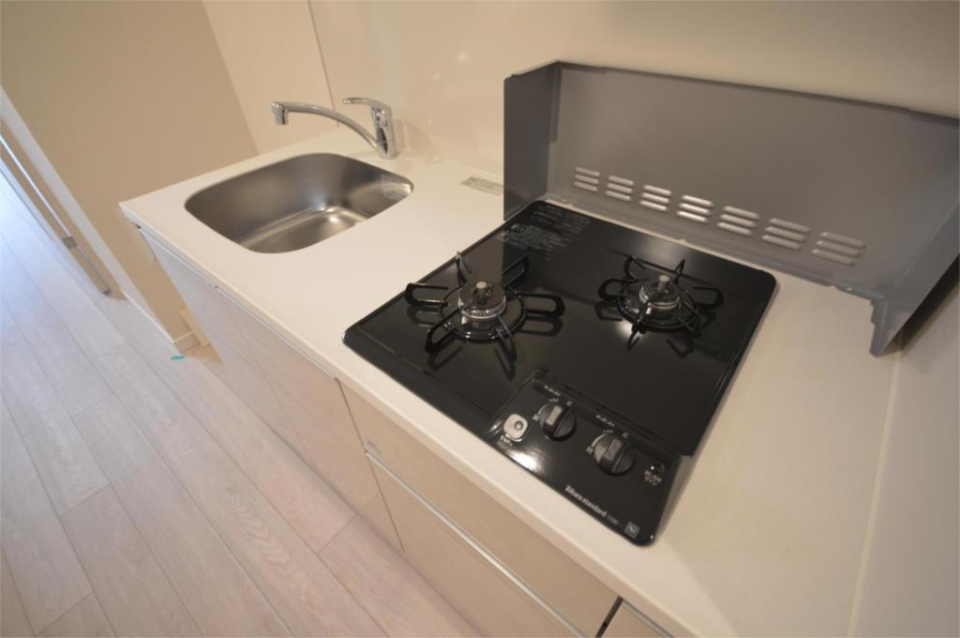 ガスコンロは二口。油跳ね防止のガードもついていてい安心。参考写真