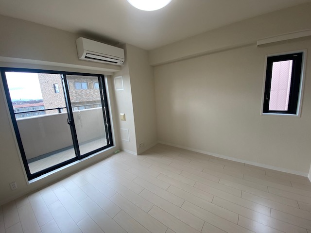 壁も床も白く、明るい雰囲気です。