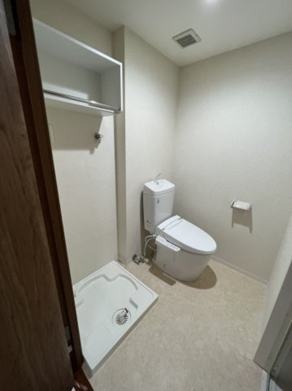 室内洗濯機置き場・トイレの様子です。