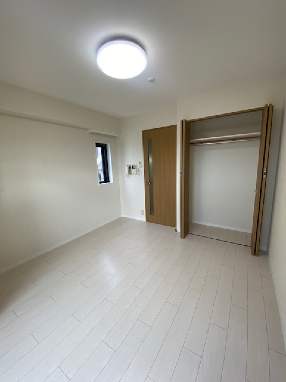 嬉しいクローゼット付きです。