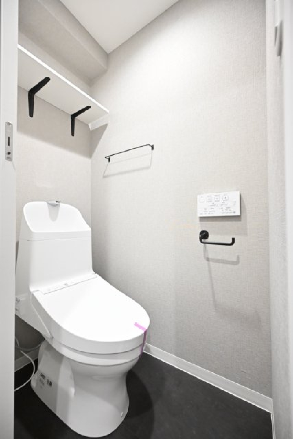 トイレは棚付き