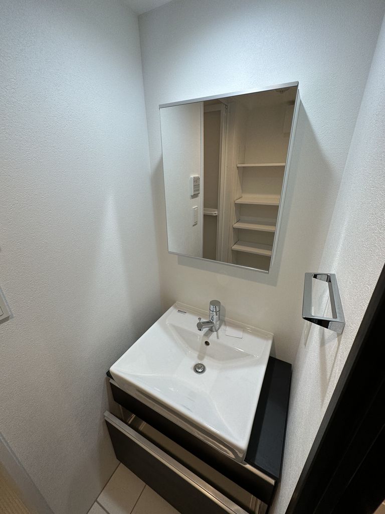 鏡がフロートタイプで洒落た印象。