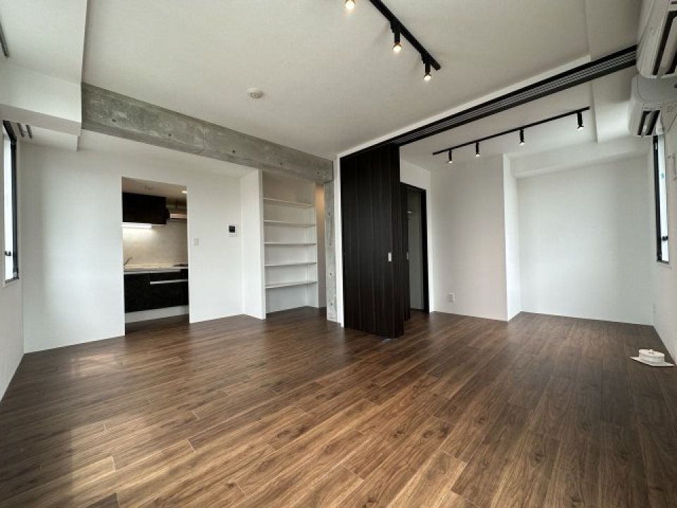 13.8帖のリビングダイニング。むき出しのコンクリート壁がかっこいい。