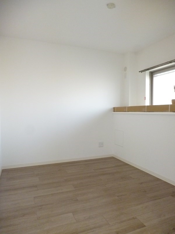 玄関横の5帖の洋室は小窓付きです