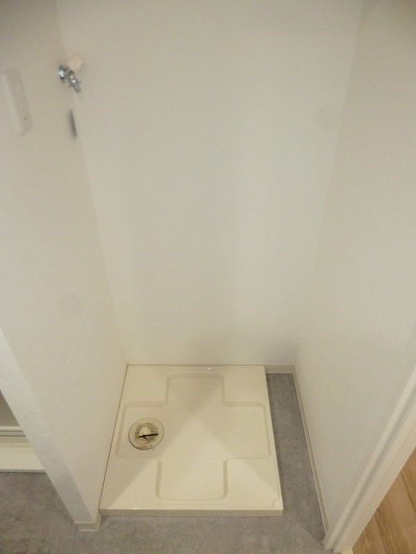 洗濯機置き場は浴室横にあります