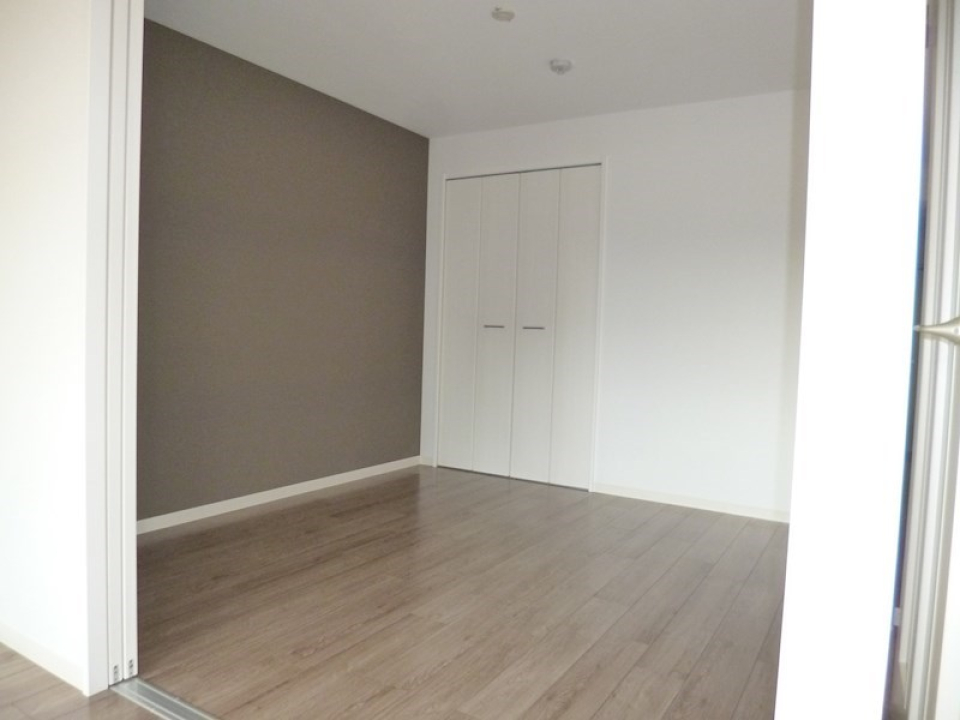 淡色の組み合わせがとてもかわいらしい5.2帖の洋室