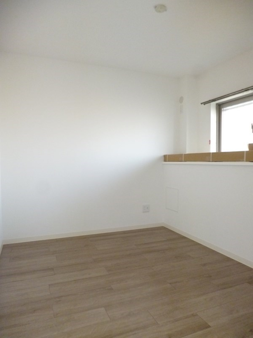 玄関横の5帖の洋室は小窓付きです