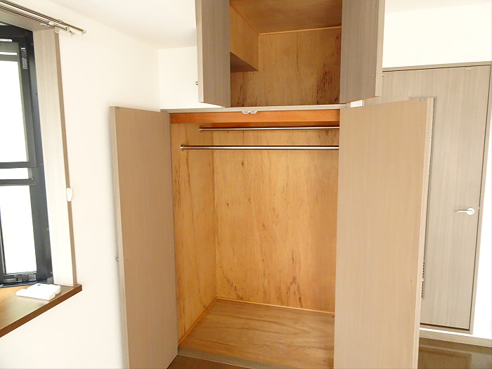 2つのポールに沢山の洋服を収納出来そうです