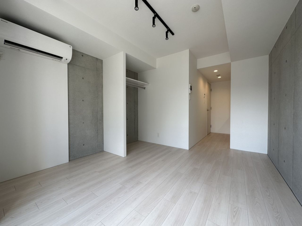 7.7帖の居室です。コンクリートの素材をそのまま活かした、スタイリッシュなデザインです。