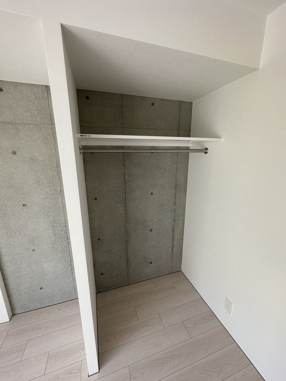 ハンガーのまま服をかけることができます。