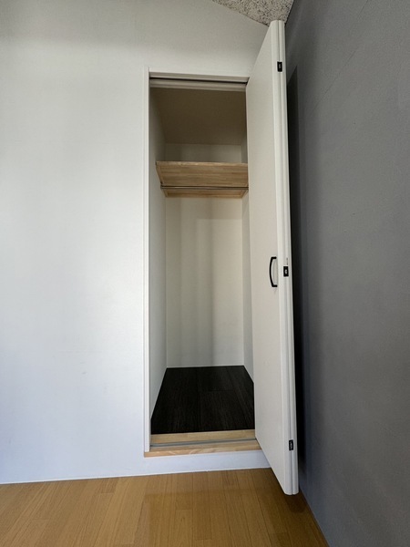 奥行きのある収納です。横幅がないので、容量が欲しい方には物足りないかもしれません。