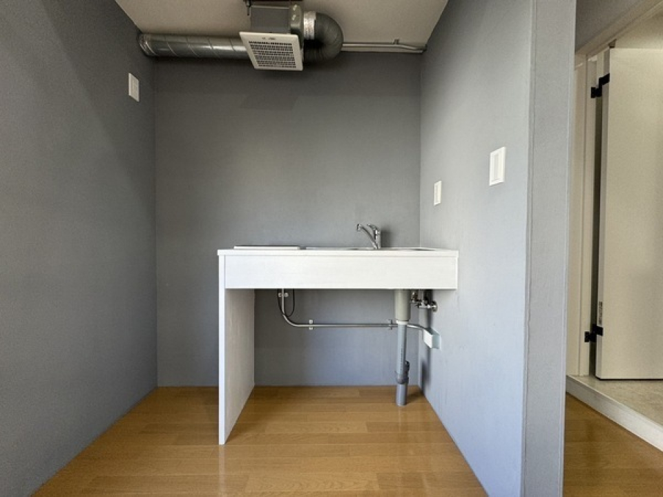 キッチンは余計なものを省いたシャープなデザインです。