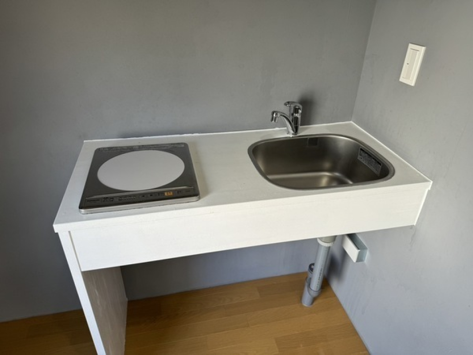 白色で汚れが目立ちますが、シンプルかつIHコンロなのでお掃除しやすいです。