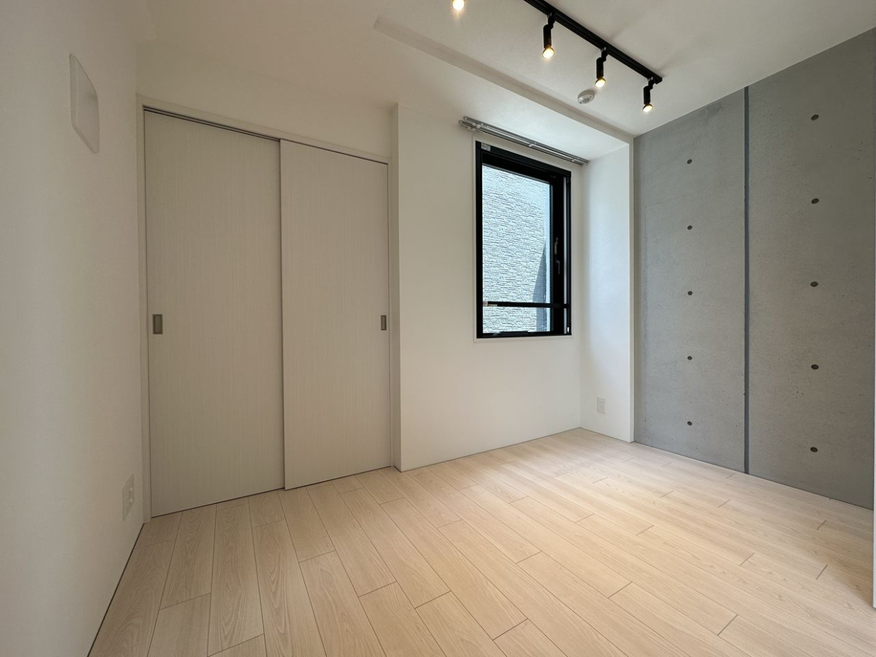 4.3帖の洋室は、あえてコンクリ素材を残したままにしたイマドキデザインです。