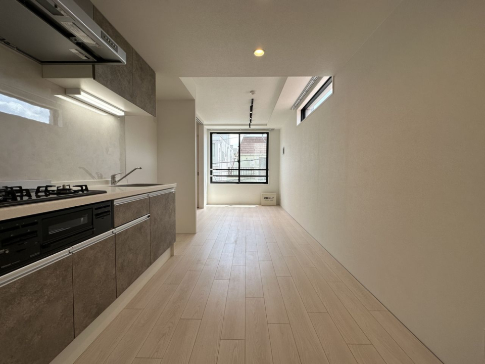 スーッと滑りたくなるような縦長構造。スッキリとしていて惚れ惚れします。