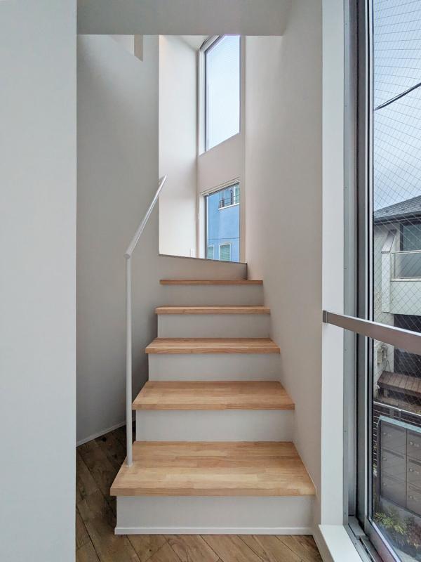 木の温もりを活かした飾り気のない階段がお出迎えしてくれます。囲うような窓からどんな光景が見られるのか気になります。