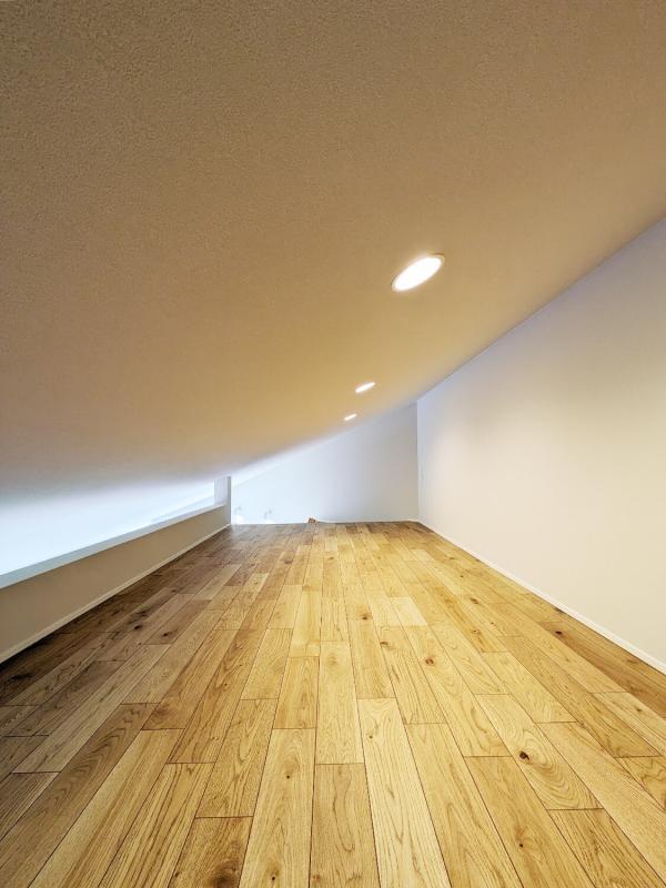 居室に続きロフトも勾配天井ですが、あまり高さはありません。