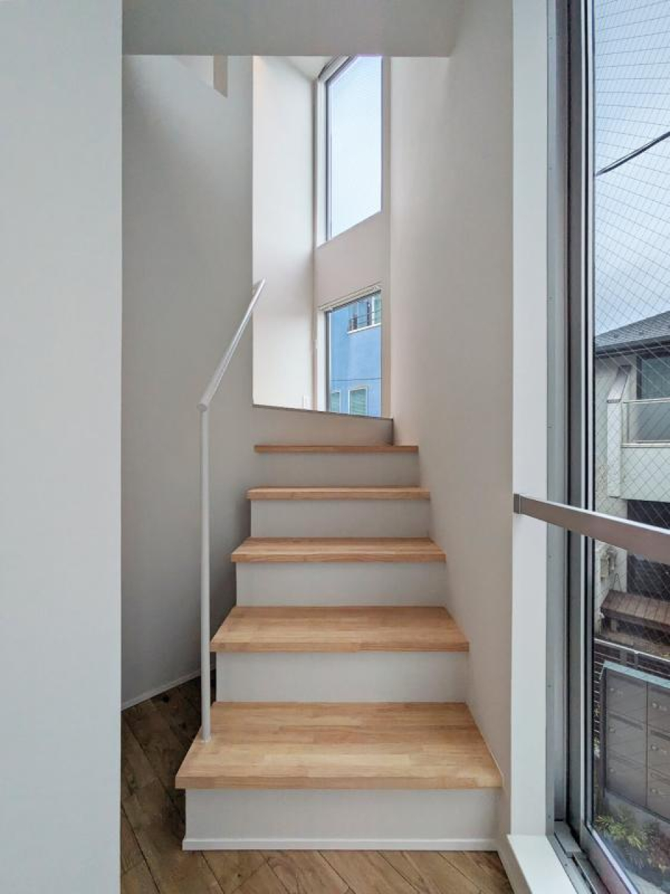 木の温もりを活かした飾り気のない階段がお出迎えしてくれます。囲うような窓からどんな光景が見られるのか気になります。