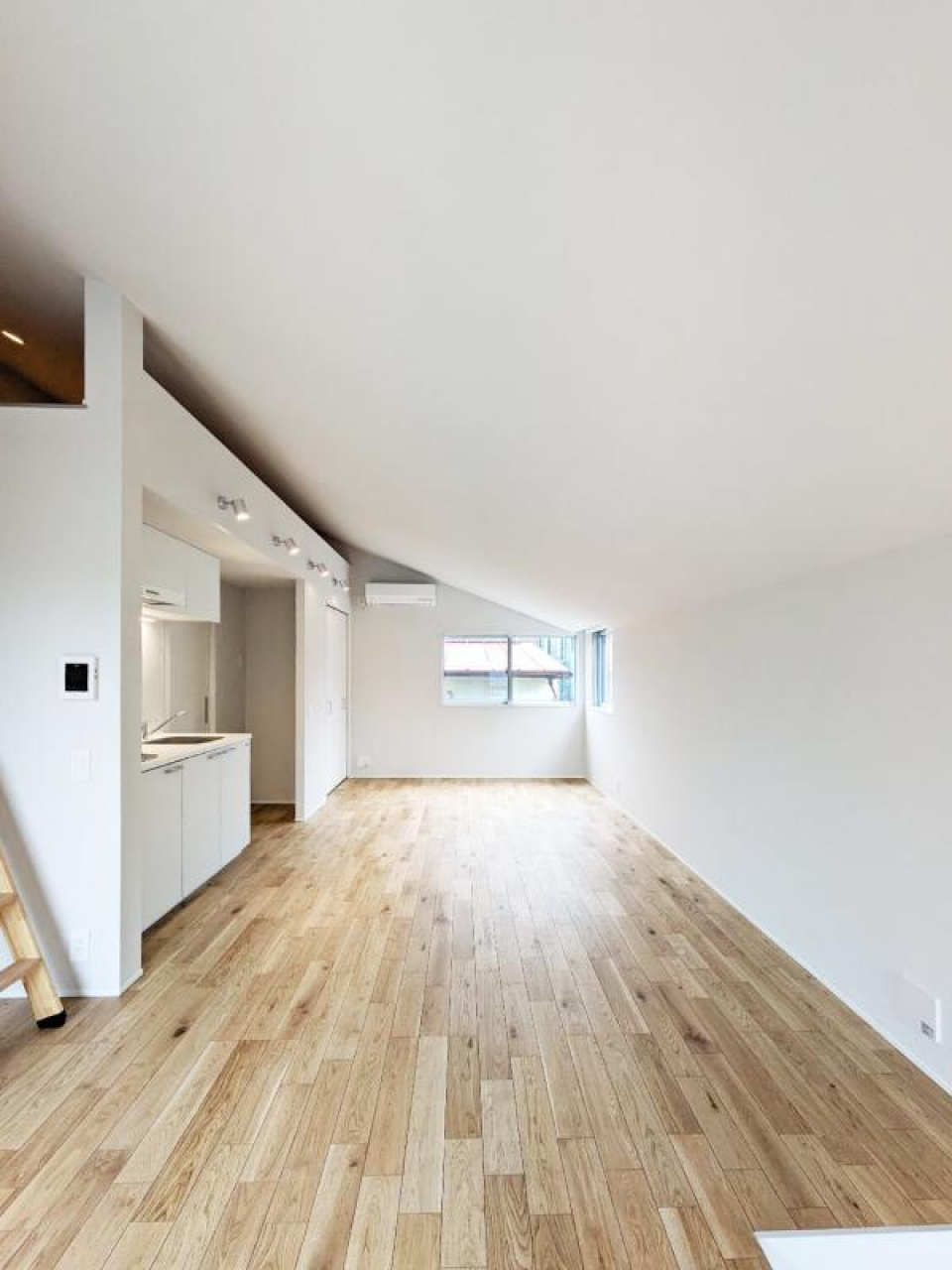 手を伸ばしたくなる斜めの天井！角度と色合いにこだわった1R。