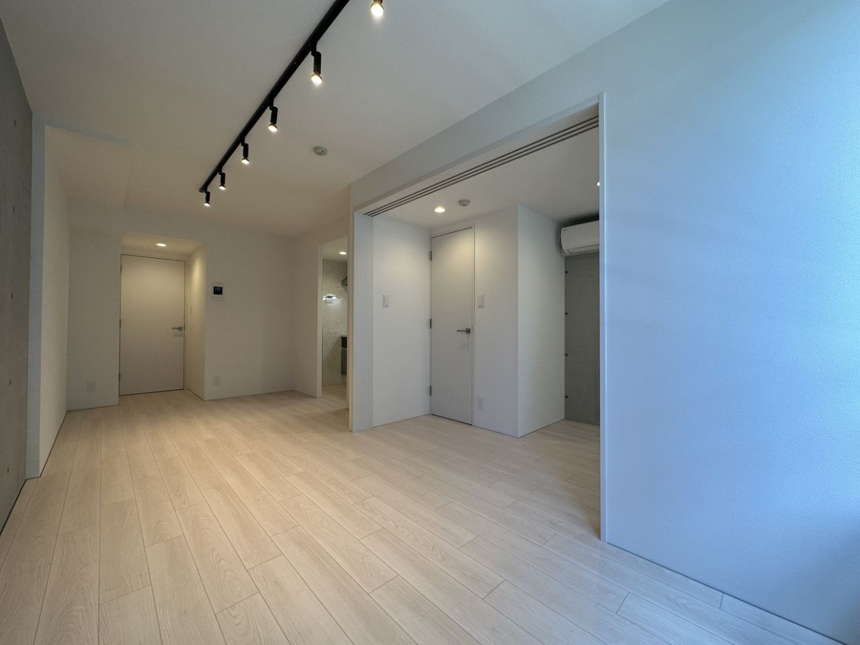 ダクトレールのオシャレな照明が印象的な、大人の色気を感じるお部屋です。