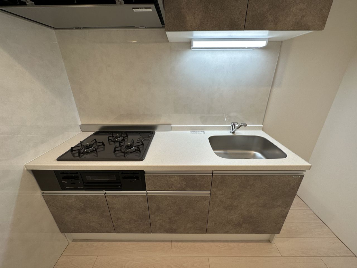 3口コンロ付きのシステムキッチンです。グリルも付いているので、お料理の幅が広がりそうです。