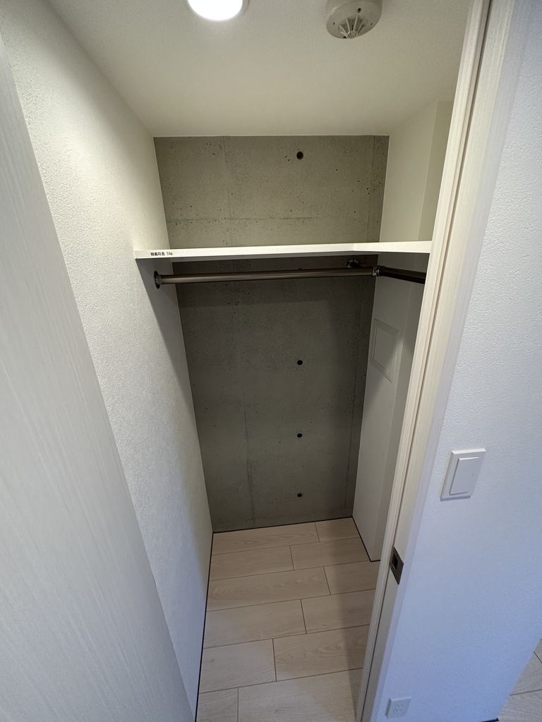 もう一つのベッドルームには、WICが付いています。シーズンオフの洋服や、旅行バックは上に収納できますね！