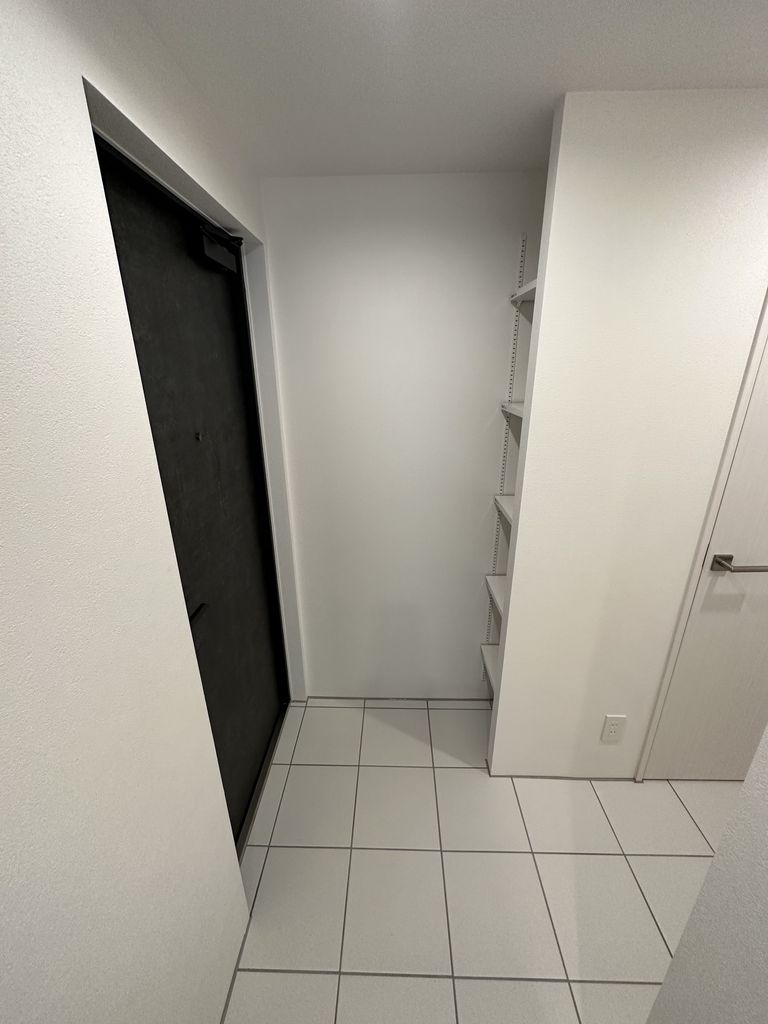 玄関はタイル貼りで、スタイリッシュなイメージです。お掃除がしやすいのが特徴です。