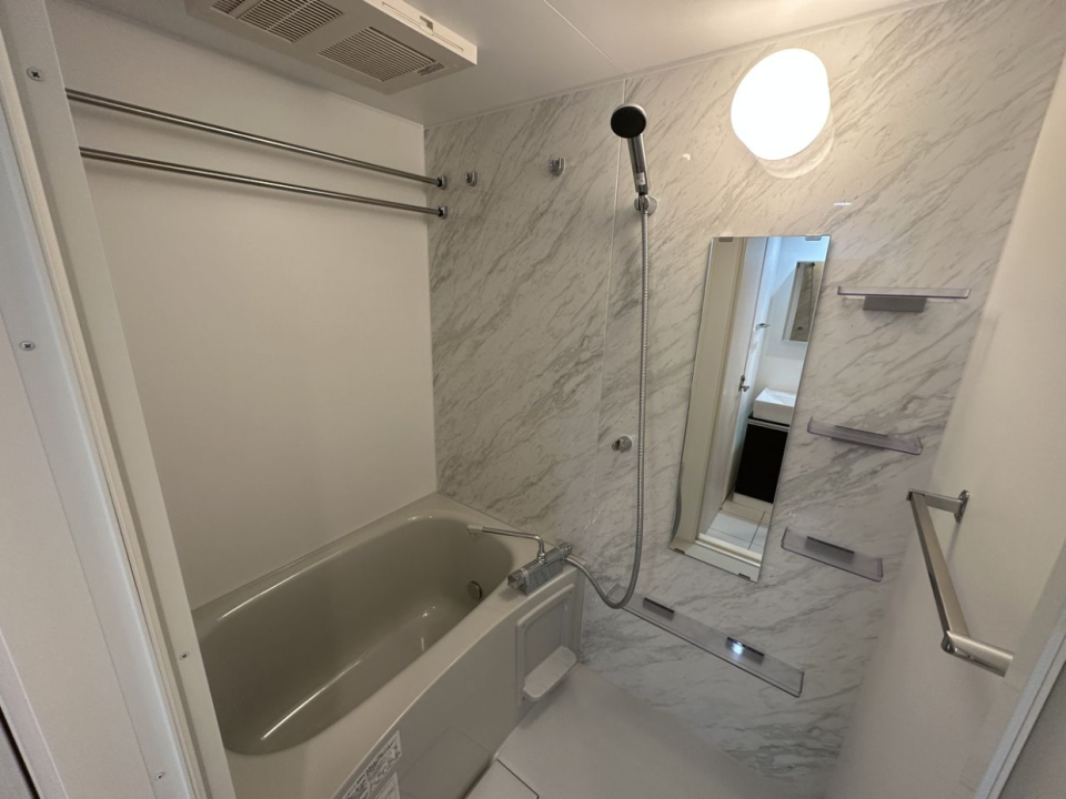 浴室乾燥機付きのバスルームです。心地良いバスタイムをお楽しみ下さい。