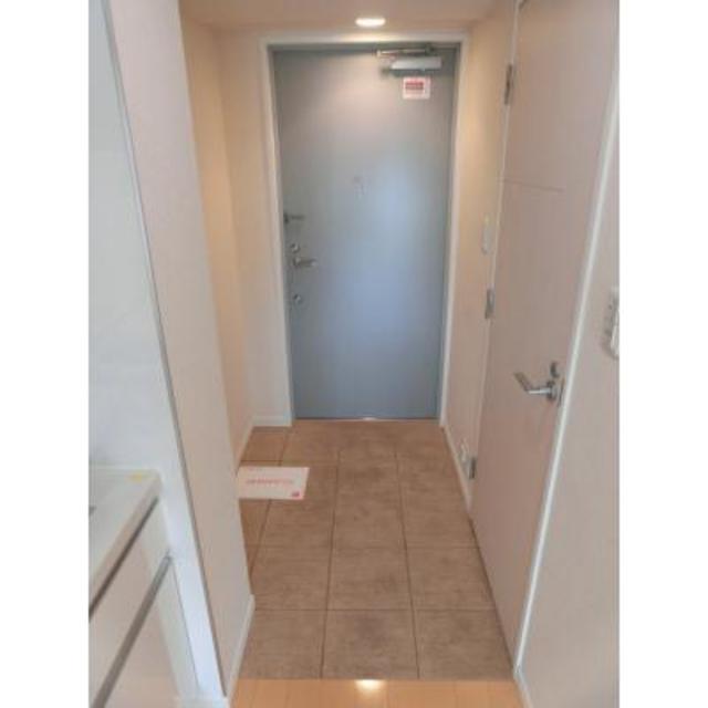 玄関はこんな感じで、やわらかい印象の造りになっています。
※写真は同タイプ住戸です。