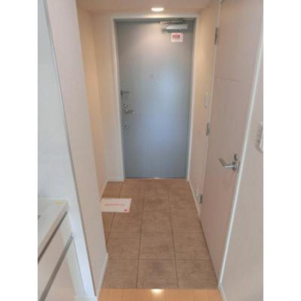 玄関はこんな感じで、やわらかい印象の造りになっています。
※写真は同タイプ住戸です。