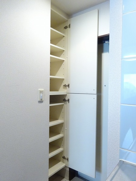 シューズクローゼットもたくさん入ります