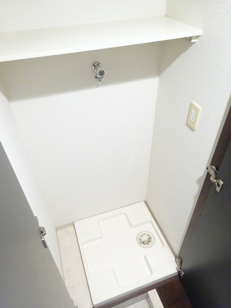 洗濯機置き場には棚付き