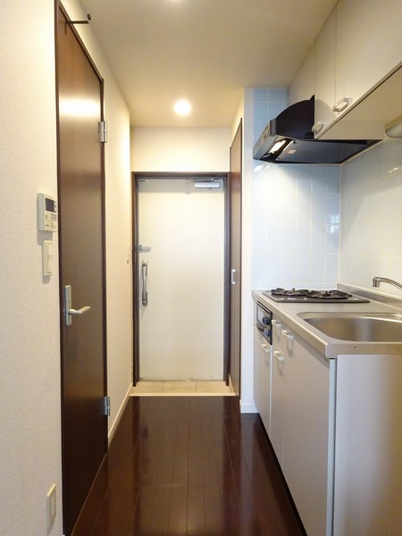 ザ・定番な玄関からの廊下にキッチン。