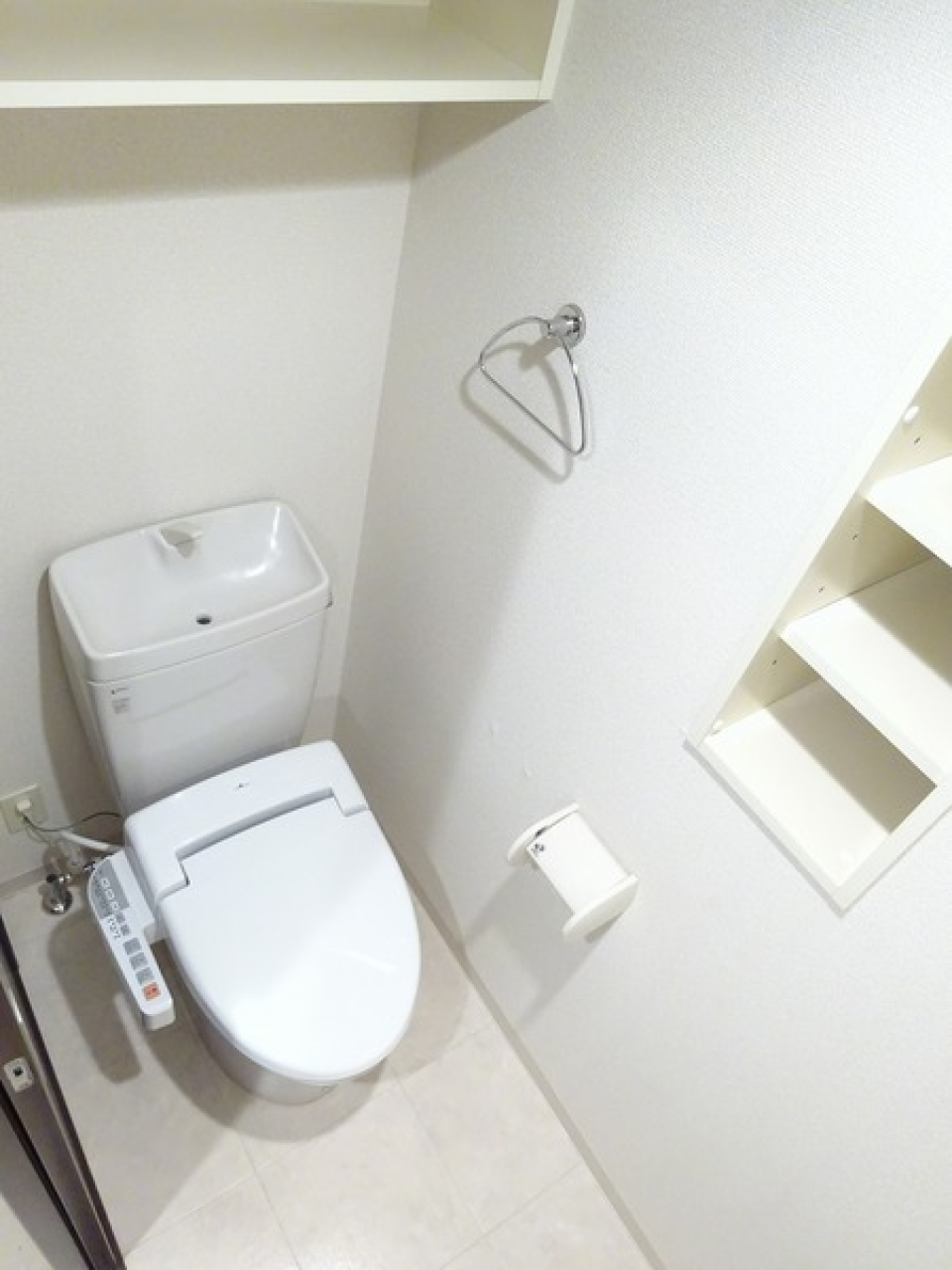 トイレにも棚がたくさん。収納に困りません。