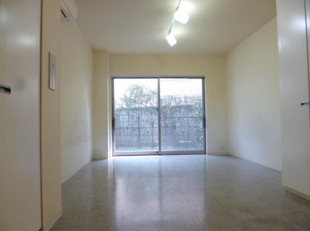 つるっとした床がエレガントな雰囲気を醸し出しています。
※別部屋参考用写真