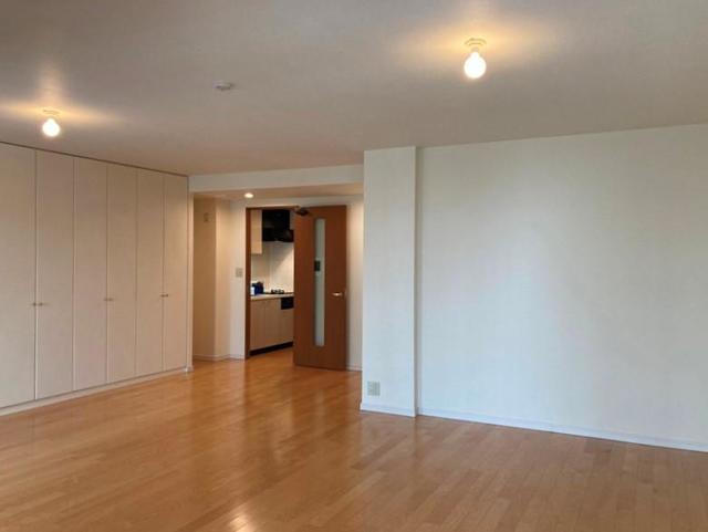 備え付けの天井ライトもおしゃれですね～。※写真は同タイプ住戸です。