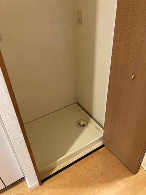 洗濯機は扉で隠せるのが案外嬉しい。※写真は同タイプ住戸です。