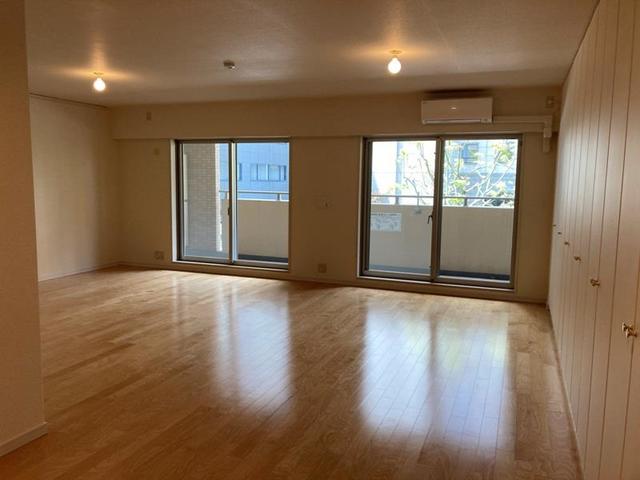 21.６㎡のワンルームで、ソファやベッドを置いて丁度いい広さ。※写真は同タイプ住戸です。