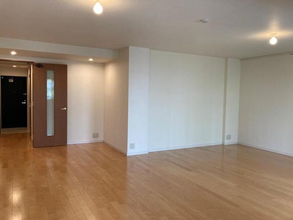 この壁側にベッドを置いて、、、想像が膨らみますね。※写真は同タイプ住戸です。