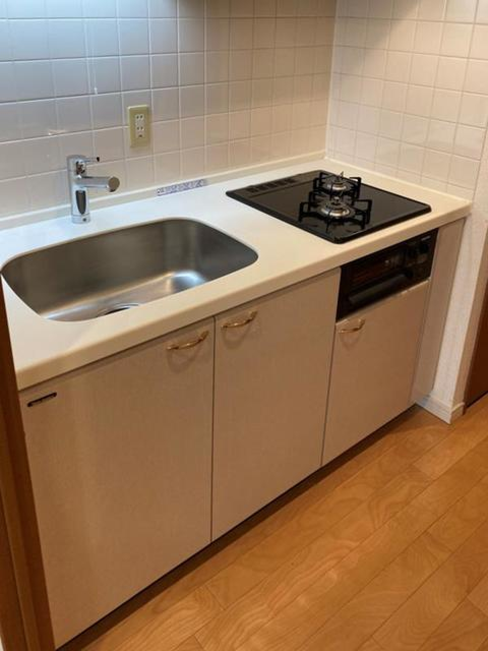 コンパクトなキッチンは一人ならちょうどいいサイズ。※写真は同タイプ住戸です。