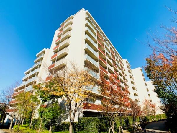 ワンポイントのカラーと自然がマッチし素敵な外観です。