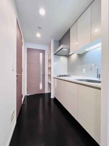 廊下の様子です。キッチンは白を基調としており清潔感があります。