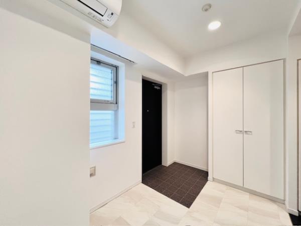 玄関にはフリースペースが設けられており、アウトドア用品やスーツなどを置くのにぴったりです。