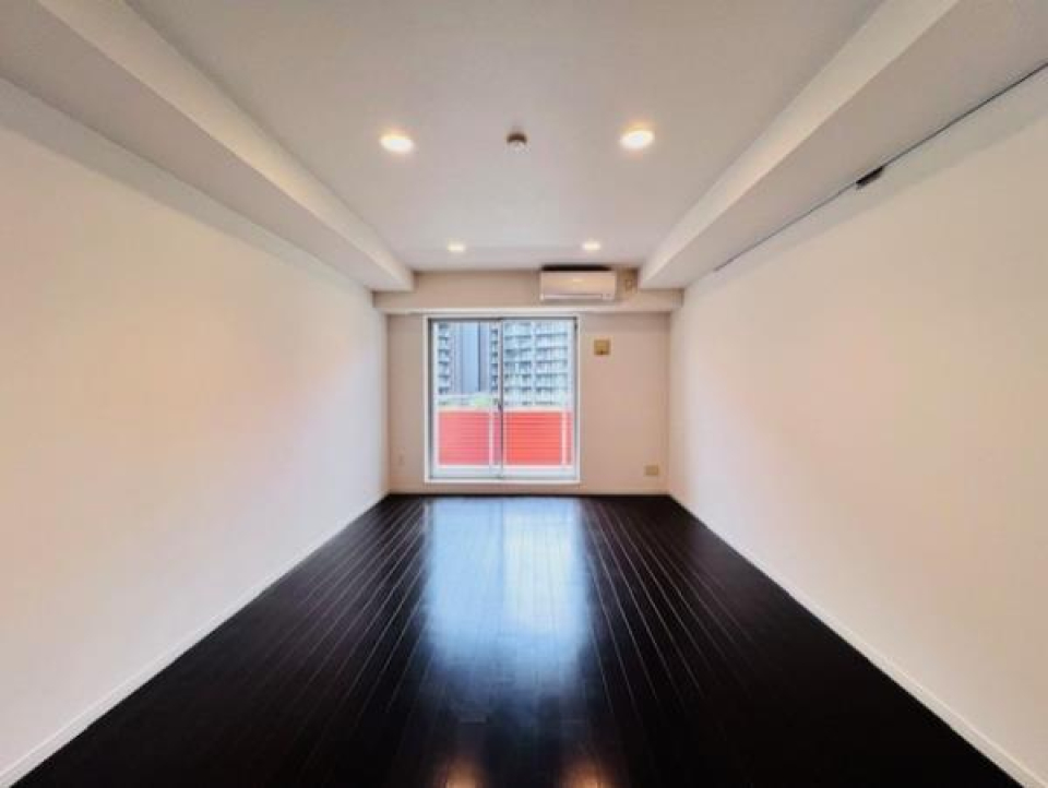 13.８帖という広々とした洋室は床一面ダークブランで落ち着いた雰囲気です。