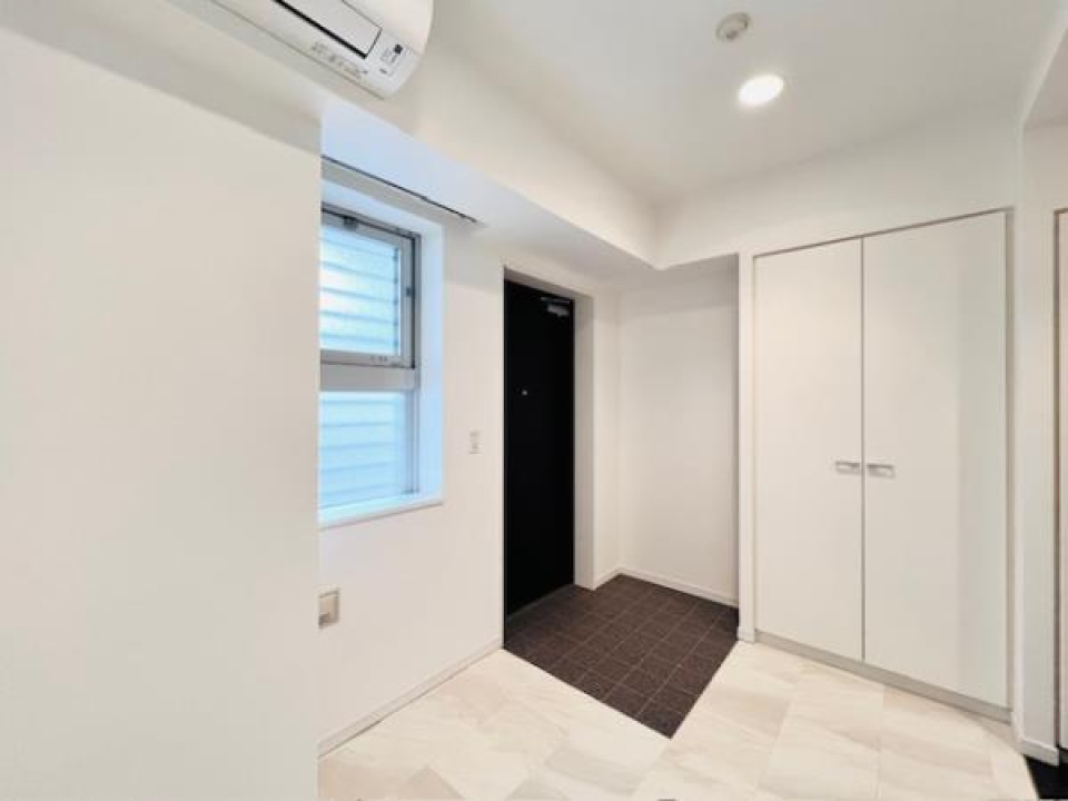 玄関にはフリースペースが設けられており、アウトドア用品やスーツなどを置くのにぴったりです。