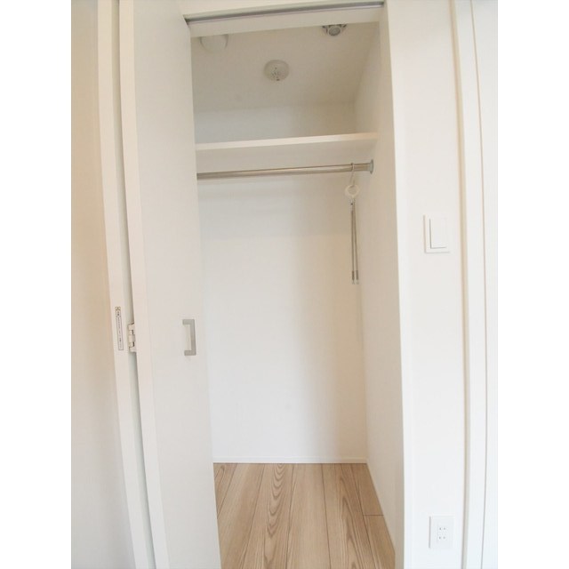 長い衣服も収納できるクローゼットです。